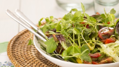 Голландський салат з помідорів-черрі, шпинату та огірка