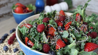 Ensalada de frutos rojos, kale y germinados