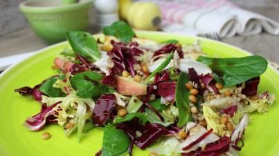 Ensalada de brotes, lentejas, quinoa y manzana