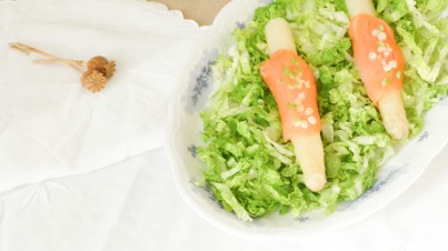 Leichter Salat mit Spargel und Lachs