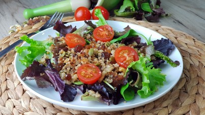 Ensalada de brotes tiernos y espinacas con quinoa y semillas 