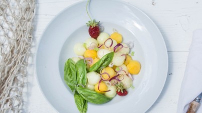 Erfrischender Obstsalat mit Basilikum