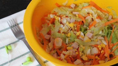 Ensalada rica en proteínas para deportistas (con pavo, surimi y huevo)