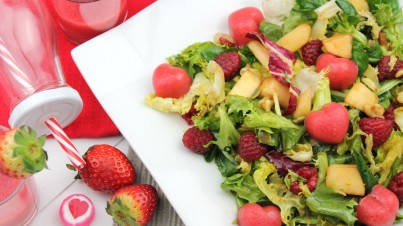 Ensalada de brotes tiernos y corazones de fresa