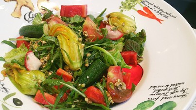 Ensalada de germinados de trigo sarraceno y flores de calabacín