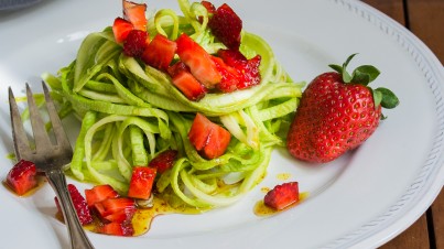 Zucchini-Spaghetti mit Erdbeeren