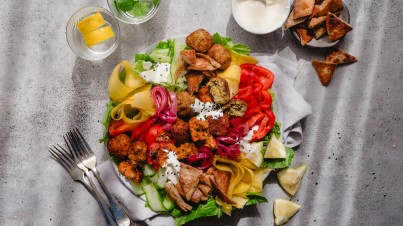 Falafelsalat mit Pitachips und buntem Gemüse