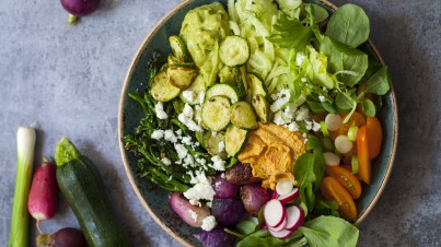 Veggiebowl met hummus, guacamole en feta