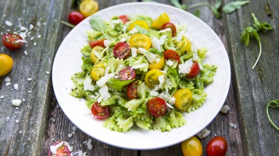 Farfalle al pesto di rucola con scaglie di pecorino, pomodorino giallo Maggino e datterino Solarino 