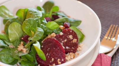 Cornsalad (lambs lettuce) with red beet and walnuts