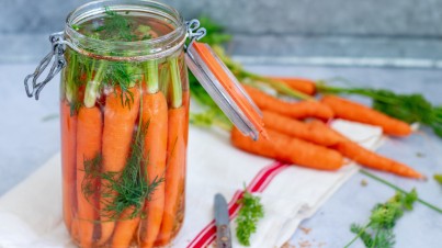 Zanahorias fermentadas con eneldo y semillas de mostaza