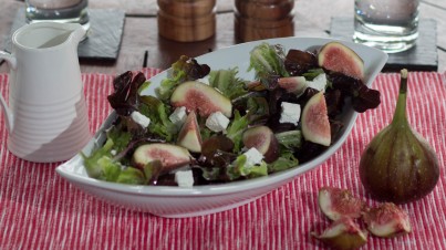 Ensalada de higos con queso feta y lechuga de hoja de roble