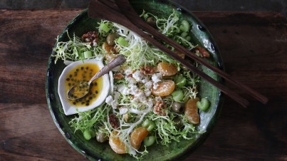 Bleekselderijsalade met frisée en passievrucht