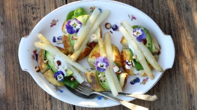 Gepofte aardappel met asperges, avocado en kruidenmayo