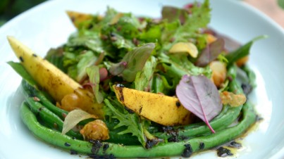 Green mango and flaxseed salad