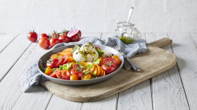 Tomatensalat mit Früchten und Mozzarella