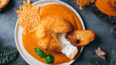 Gefrituurde burrata op een romige tomatensaus met crispy ciabatta en parmezaankrokantjes