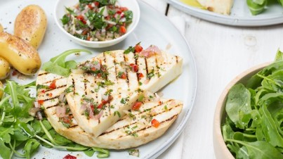 Gegrilde knolselderijsteaks met Argentijnse chimichurri