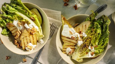 Cogollos de lechuga a la parrilla con pera y nueces confitadas