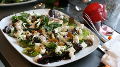 Ensalada de Lechuga Romana con Pera Acaramelada y Queso de Cabra