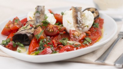 Gegrillte Aubergine und Spitzpaprika mit Tomaten