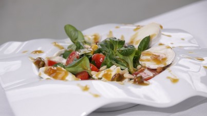 Ziegenkäse-Salat mit einem Honig-Senf-Pistazien-Dressing