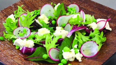 Insalata mista con crema di piselli e feta