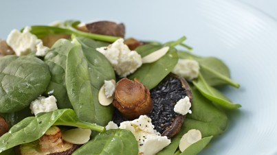 Geroosterde champignons, gemarineerde feta en spinazie salade