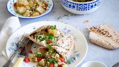 Geroosterde koolrabi in een pita met Israëlische salade