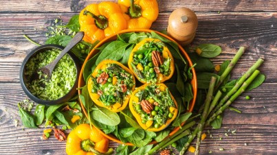 Gevulde paprika met broccolirijst en voorjaarsgroenten