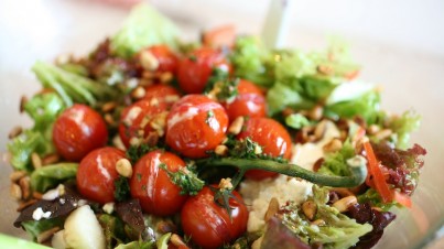 Gemischter Salat mit Kräuter-Ziegenkäse und Wildblumen-Honig-Vinaigrette