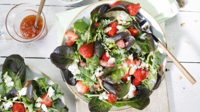 Ensalada de lechuga trocadero con fresas, col rizada, almendras y queso de cabra