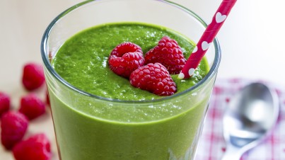 Green smoothie with spinach and raspberries