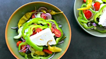 Griechischer Salat mit grüner Paprika
