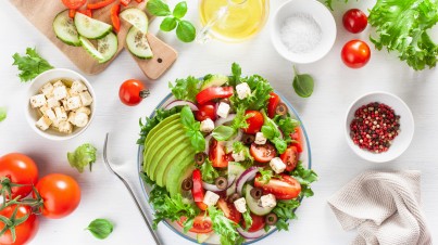 Griechischer Salat mit Avocado