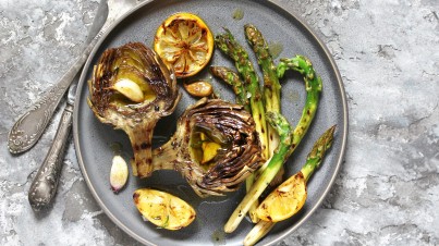 Gegrilde artisjok met groene asperges en citroen-knoflook olie