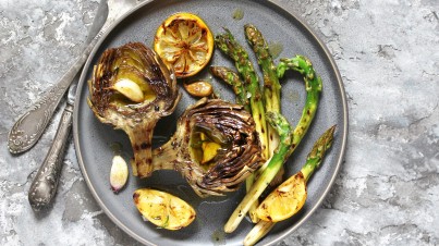 Gegrilde artisjok met groene asperges en citroen-knoflook olie