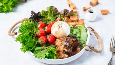 Snelle salade met balsamicokip, aardbeien en croutons