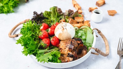 Ensalada de pollo asado con fresas y picatostes