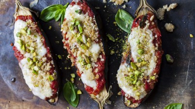 Gegrilde aubergine met mozzarella en pistache