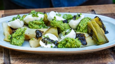 Gegrillter Porree mit Pistazien-Erbsen-Romesco und Burrata