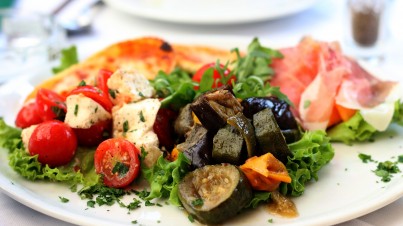 Salat aus gegrilltem Gemüse mit Büffelmozzarella und Zitrone