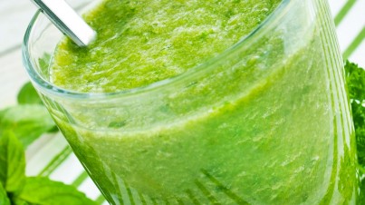 Grüner Smoothie mit Avocado und Salat