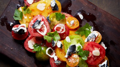 Mixed tomato salad with goat cheese