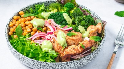 Proteinreicher Salat mit Grüne Göttin Dressing