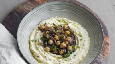 Humus con salteado Humus con salteado