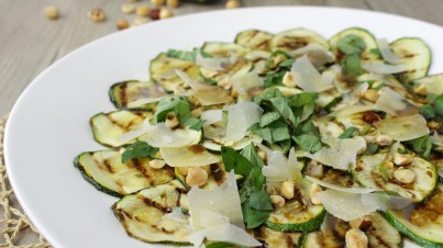 Ensalada de calabacín, albahaca y avellanas