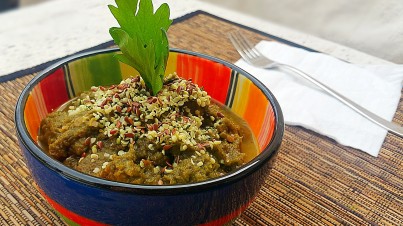 Crema verde de apio y calabacín con cáñamo pelado y lino dorado