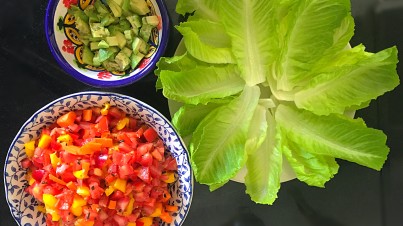 Barquetas de lechuga con tomate, pimiento y aguacate