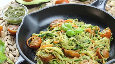 Tallarines de verdura con pesto y tomates cherry